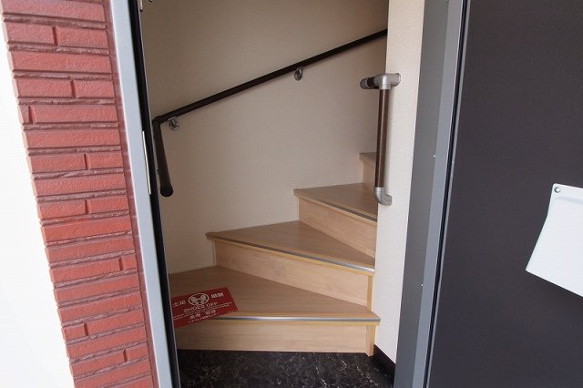 玄関　2階は中階段から上がります
