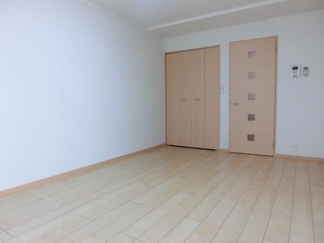 その他部屋・スペース　9.6帖洋室　室内物干し可　南向き