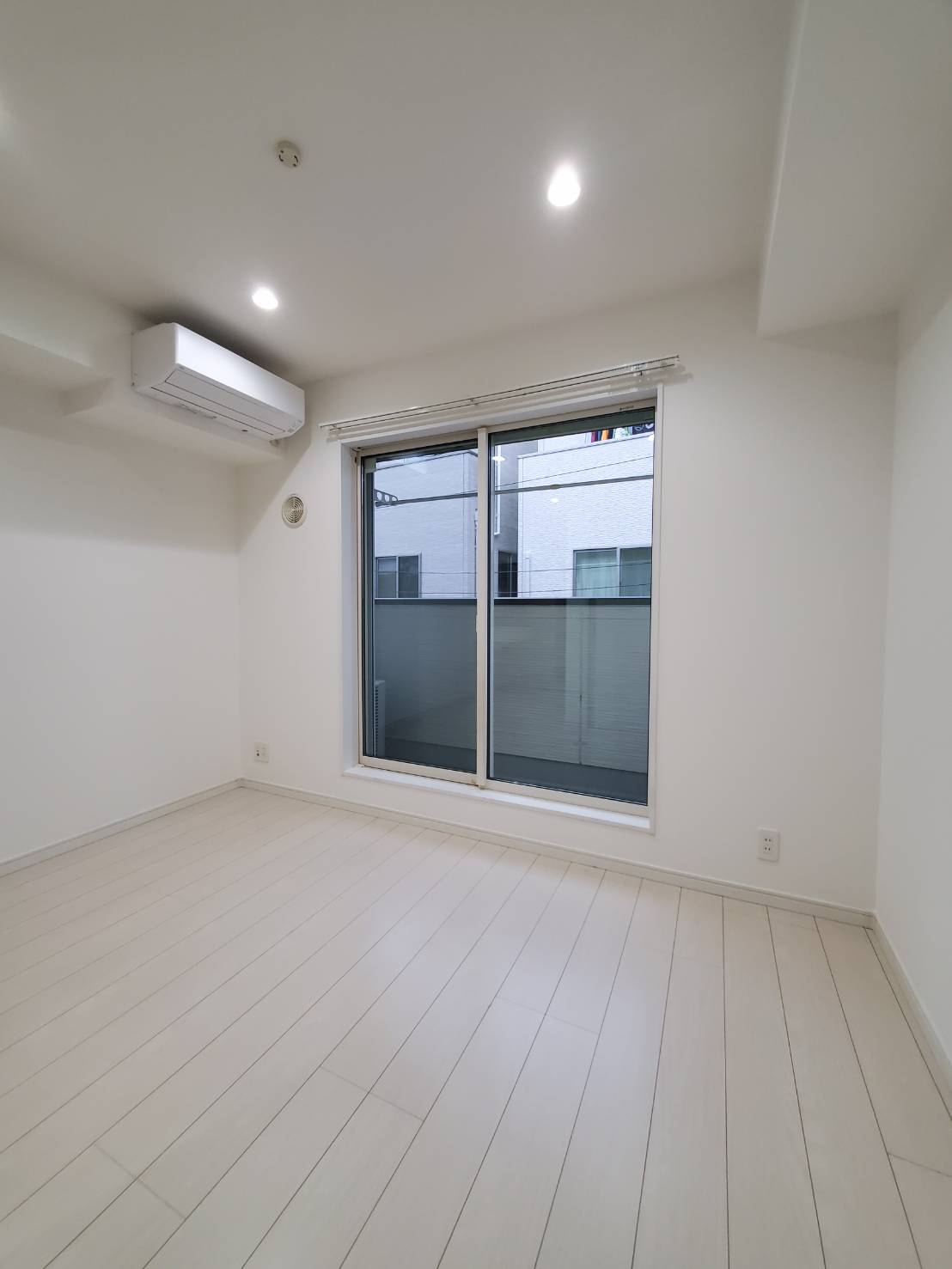 居室・リビング　白を基調とした使い勝手の良いお部屋です