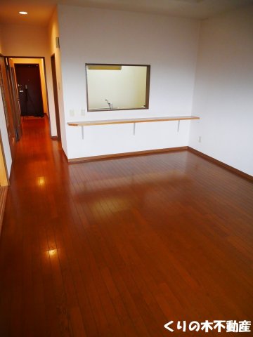 居室・リビング　反転タイプのお部屋です（現況を優先します）※全室クロス張替え
