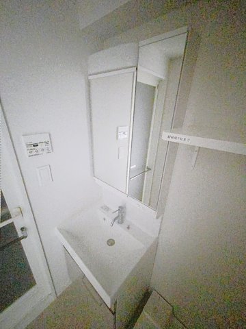 洗面設備　独立洗面化粧台が付いています