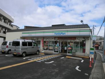 コンビニ　ファミリーマート 太秦小学校前店（コンビニ）まで335m