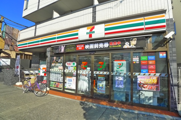 コンビニ　セブンイレブン（コンビニ）まで302m