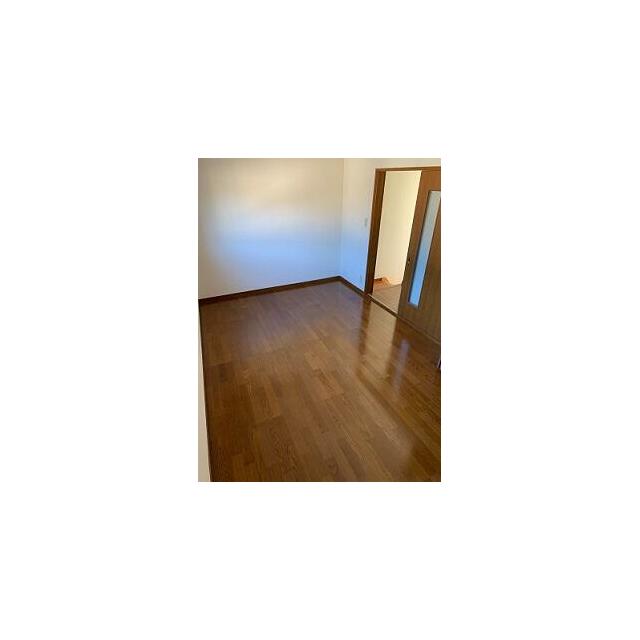 その他部屋・スペース　２階の洋室はゆったりとした作りです。