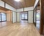 居室・リビング　自然ゆたかな傾斜地にある建具やガラスに歴史を感じる風情...