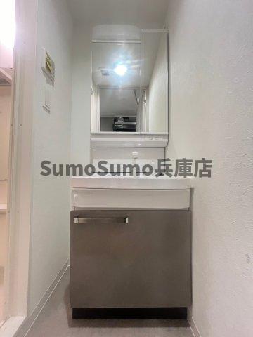 洗面設備　明るい洗面所です