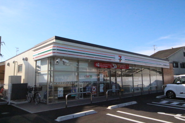 コンビニ　セブンイレブン（コンビニ）まで910m