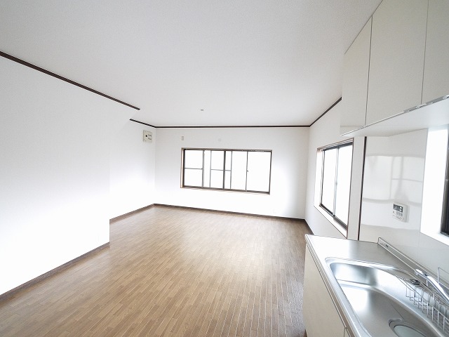 朝日町2丁目戸建の居間写真