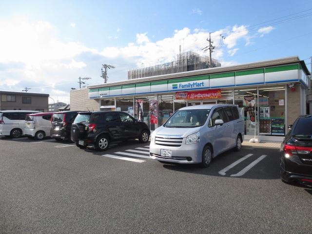 コンビニ　ファミリーマート（コンビニ）まで980m