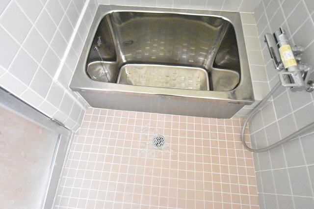 湊戸建て借家の風呂写真
