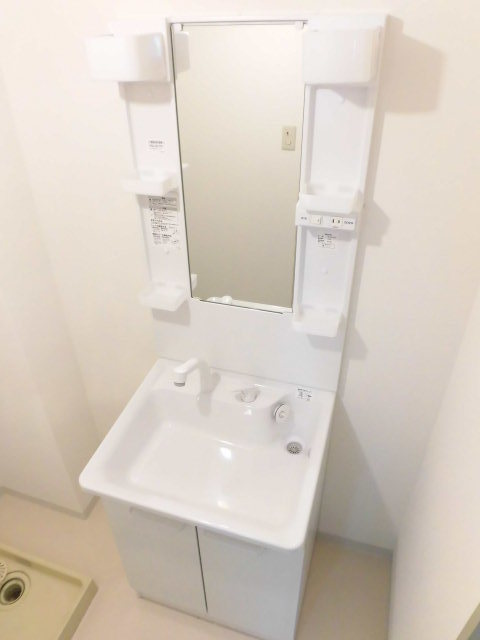 洗面設備　独立洗面台があり朝の準備もこちらでどうぞ