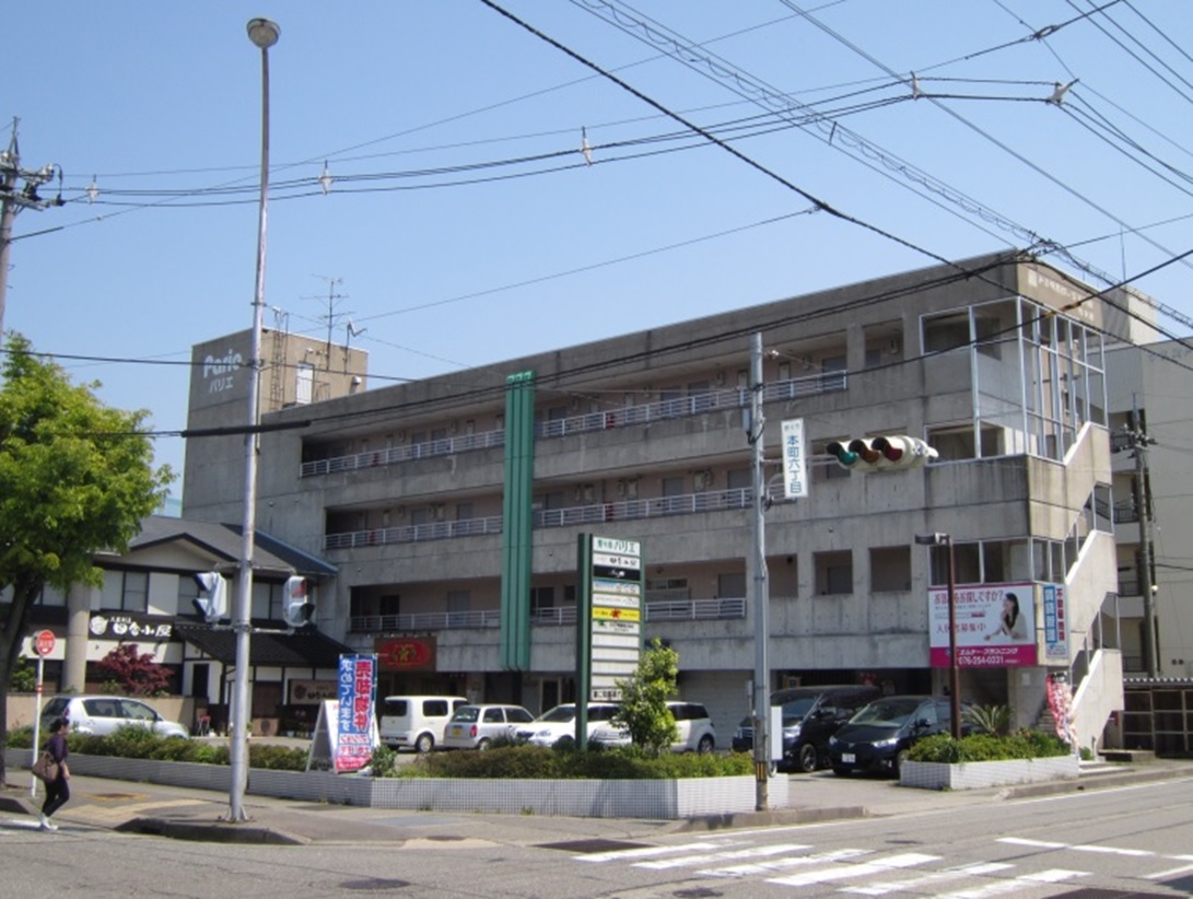 野々市パリエの建物外観