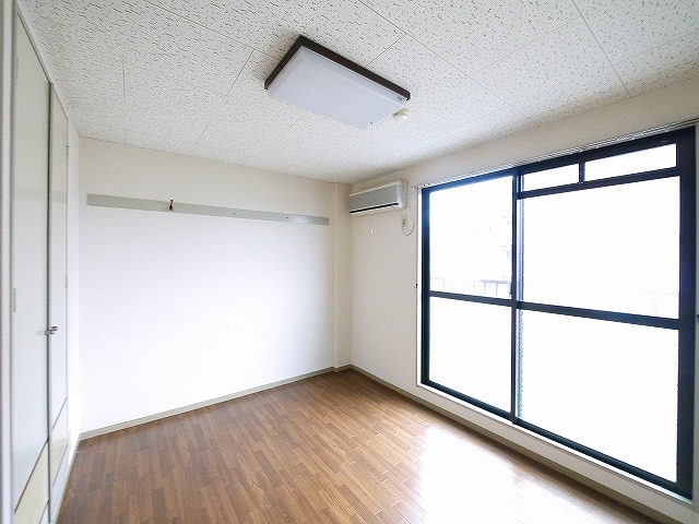 居室・リビング　こちらの居間で趣味の時間をお楽しみください