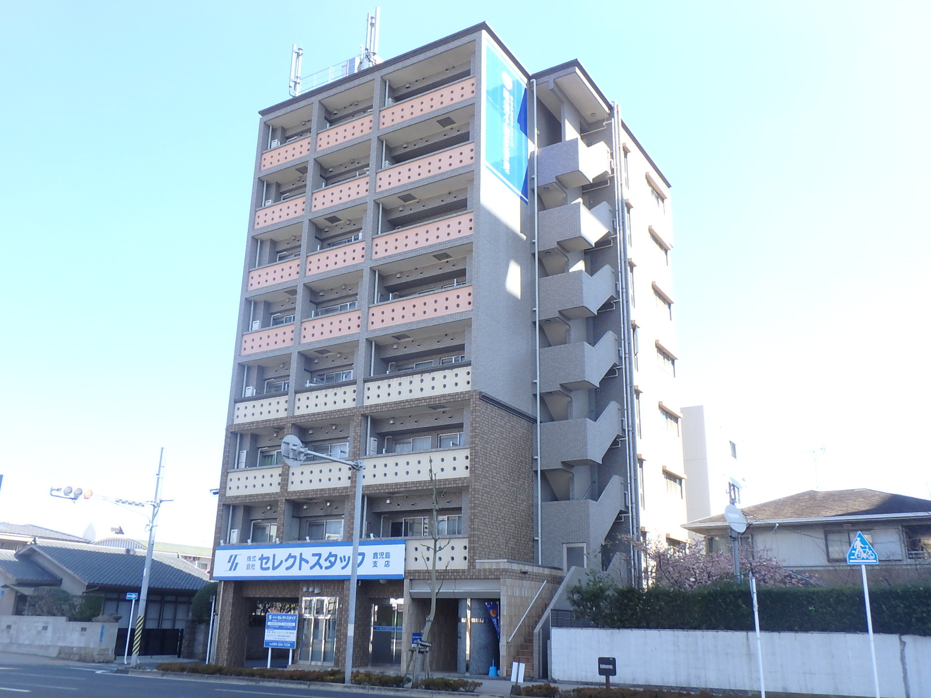 【鹿児島市西田のマンションの建物外観】