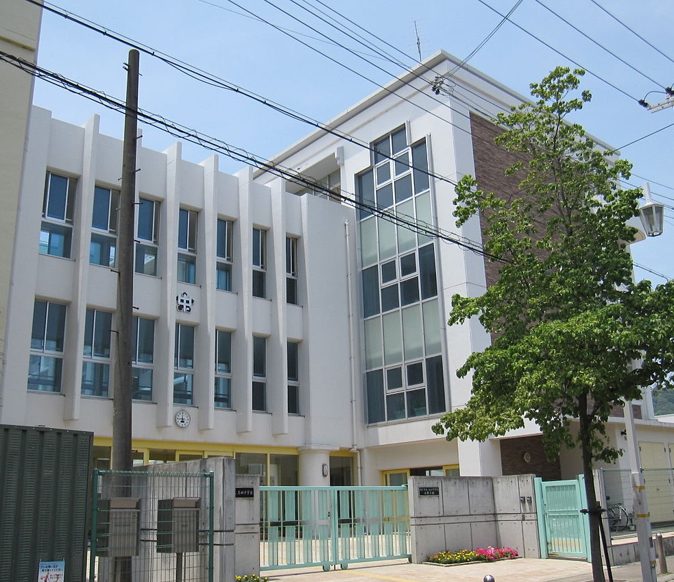 【神戸市須磨区千歳町のマンションの中学校】