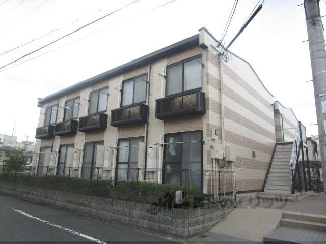 奈良市八条のアパートの建物外観
