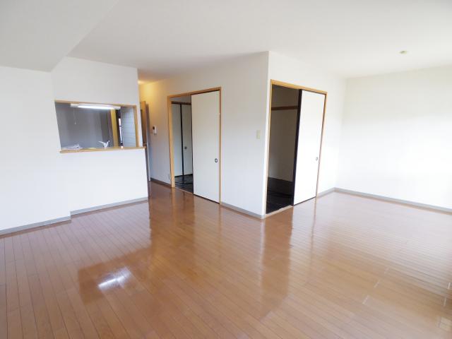 居室・リビング　こちらのリビングで趣味の時間をお楽しみください