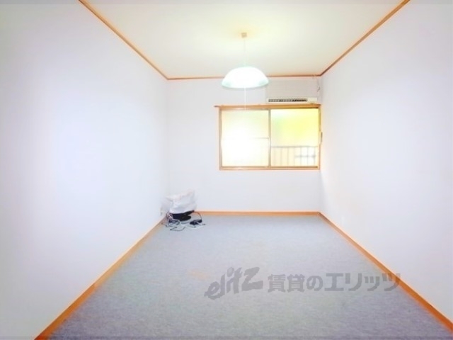 居室・リビング　日当たり良好で明るい室内です。