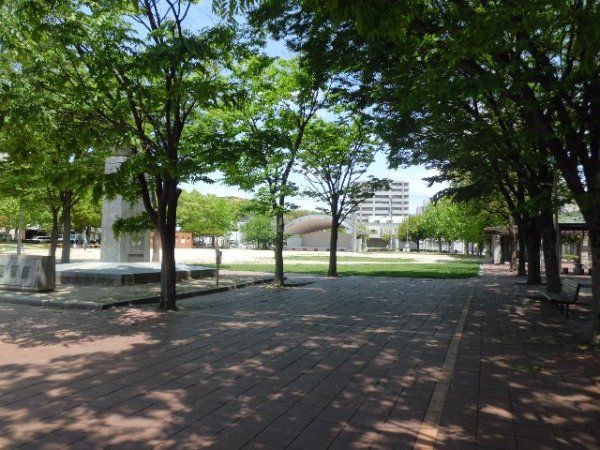 【岡崎市元能見町のマンションの公園】