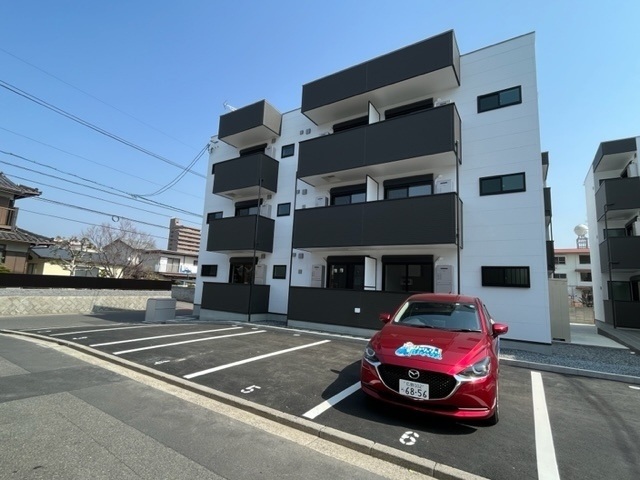広島市佐伯区三筋のアパートの建物外観