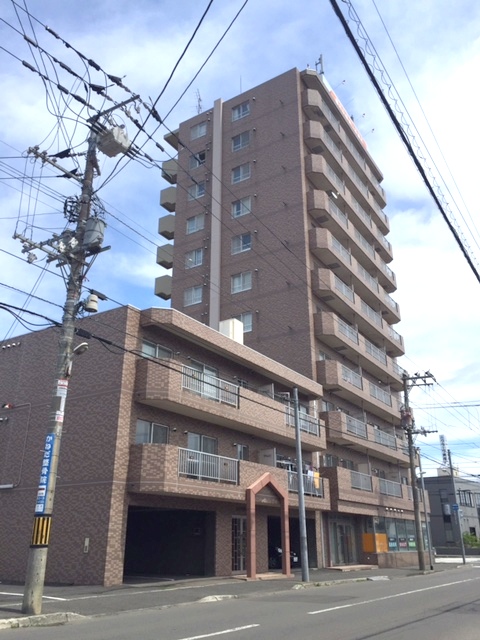 【札幌市東区本町二条のマンションの建物外観】