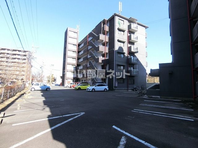 【津市栗真町屋町のマンションの駐車場】