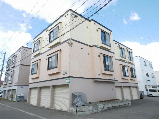 札幌市白石区菊水八条のアパートの建物外観