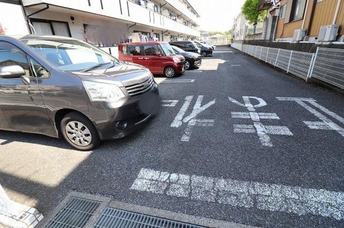 【さいたま市緑区大字中尾のアパートの駐車場】