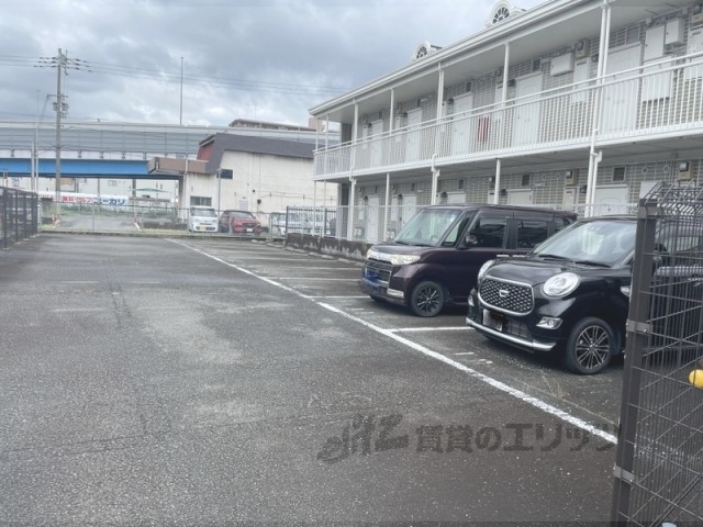 【寝屋川市本町のアパートの駐車場】