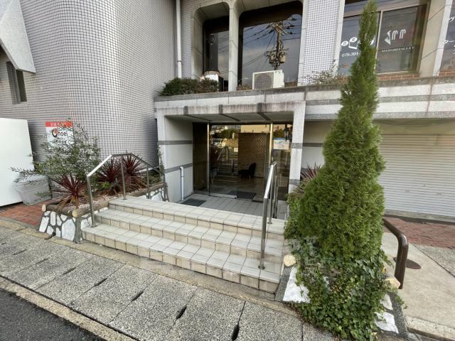 【京都市西京区上桂三ノ宮町のマンションのエントランス】