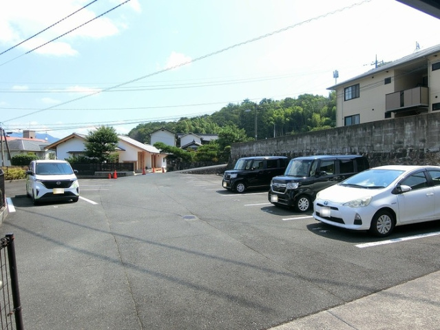 【広島市安佐南区長楽寺のアパートの駐車場】