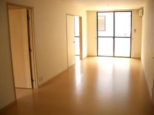 居室・リビング　同物件別室