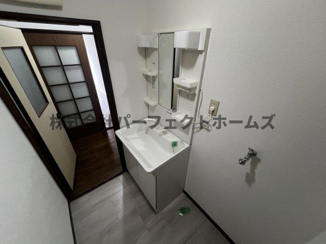 洗面設備　独立洗面化粧台が付いています