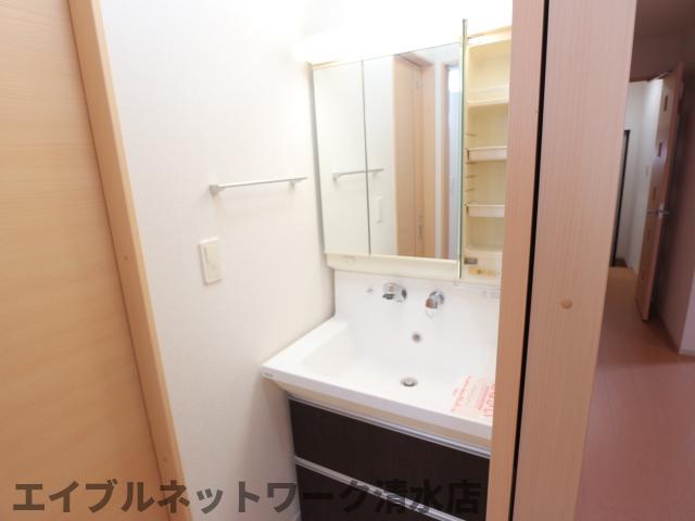 洗面設備　明るい洗面所です