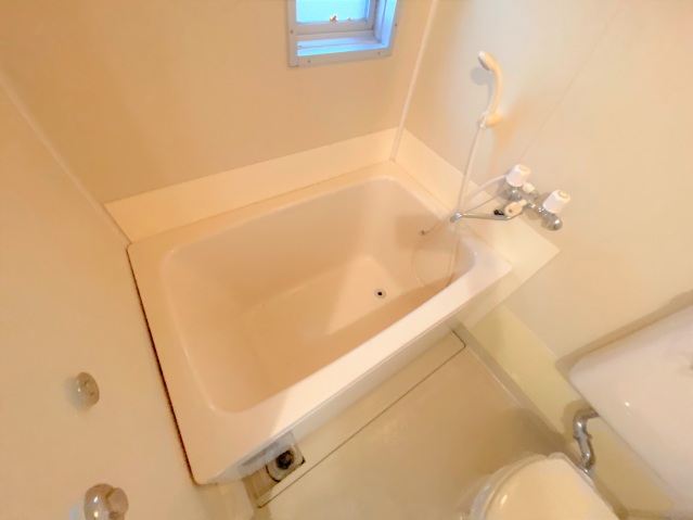 バス・シャワールーム　お風呂には嬉しい窓付♪