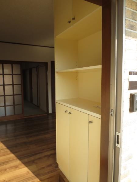 玄関　シューズボックスつきで便利ですね