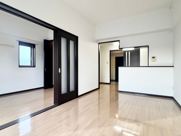 居室・リビング　小ぶりなダイニングテーブル、ソファ設置可能です♪