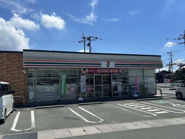 コンビニ　セブンイレブン（コンビニ）まで913m