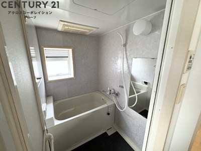 バス・シャワールーム　窓があり、換気できます。