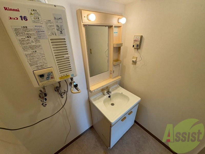 洗面設備　独立洗面台です。大きくてよいですね。シャンプーもできます！