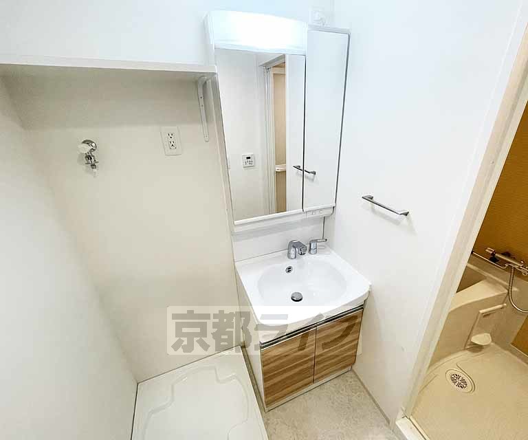 洗面設備　鏡裏収納つき