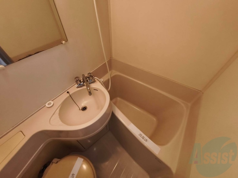 バス・シャワールーム　こちらはお風呂。一日の疲れをここで癒してください。