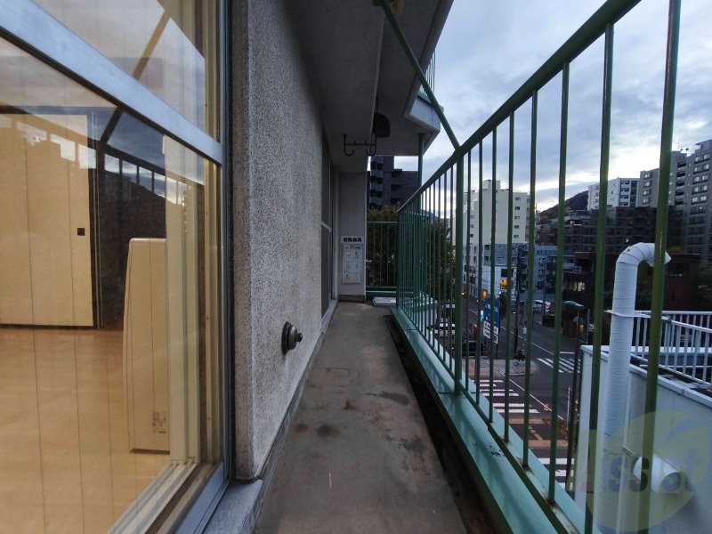 バルコニー　バルコニーです。洗濯物を干したり一息ついたりできますね！