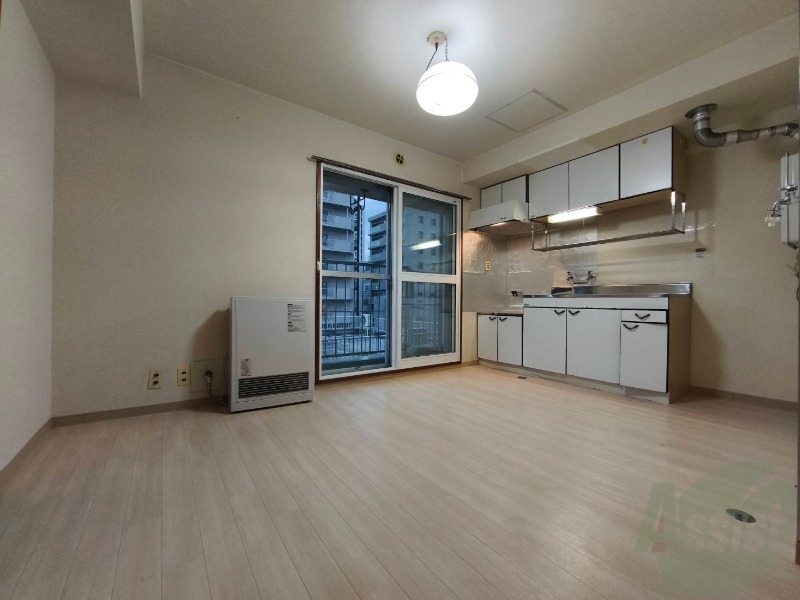 居室・リビング　白さが清潔感を出してくれます。お部屋も明るいですね。