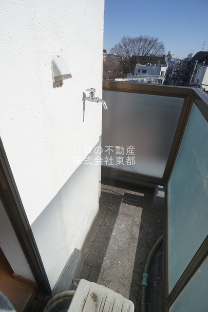 その他　洗濯機置場が室外にあるのでお部屋を広々お使いいただけます。