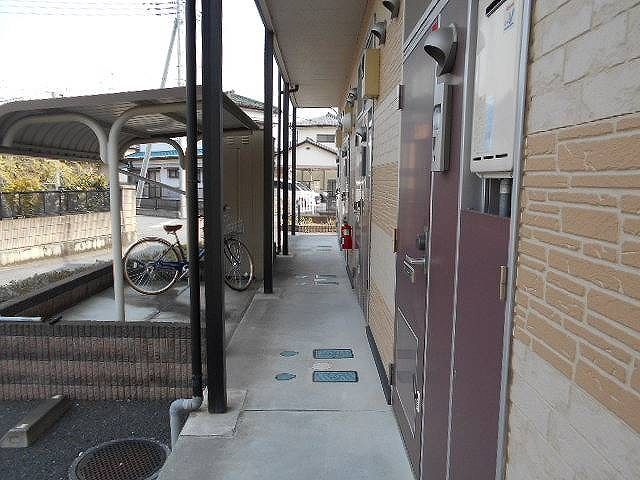 玄関　屋根付き駐輪場