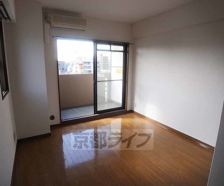 居室・リビング　採光面が多く明るいお部屋です。