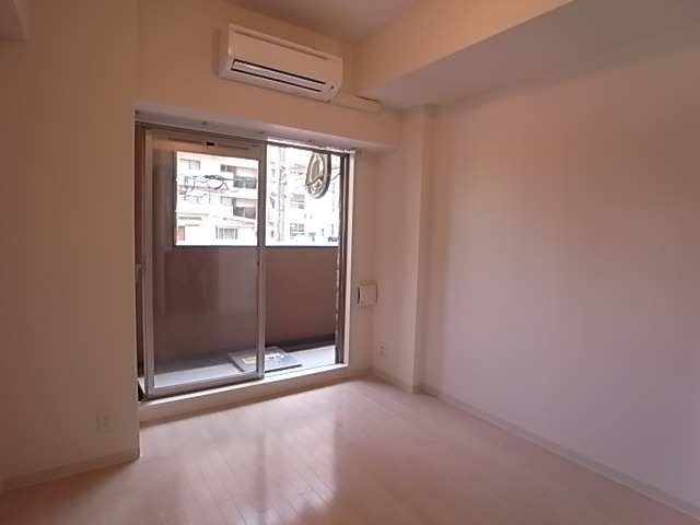 居室・リビング　フローリング　採光も良好