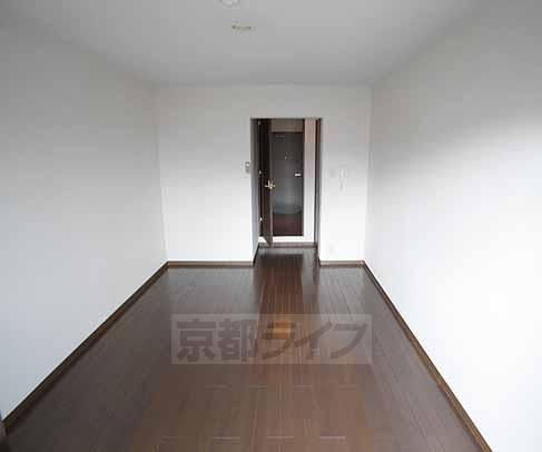 居室・リビング　高級感を感じるフローリング、建具です