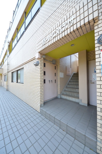 エントランス　★共用部分もしっかりお手入れされています★